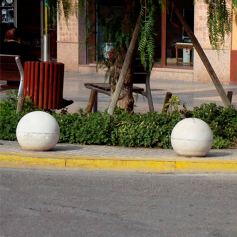 Pilona esfèrica en formigó arquitectònic